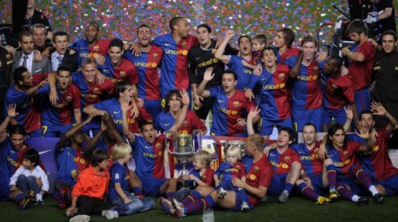 VIDEO! Nebunie la Barcelona! Messi a prezentat trofeul de campioni: