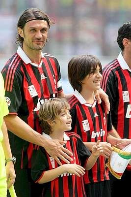 Omul cu care s-au batut Hagi, Laca sau Dan Petrescu - Paolo Maldini se retrage din fotbal! Vezi ce a insemnat Maldini pentru Milan:_12