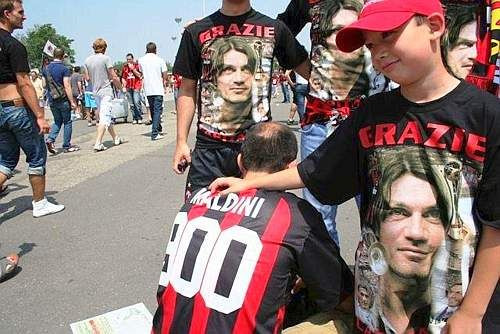 Omul cu care s-au batut Hagi, Laca sau Dan Petrescu - Paolo Maldini se retrage din fotbal! Vezi ce a insemnat Maldini pentru Milan:_10