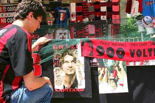 Omul cu care s-au batut Hagi, Laca sau Dan Petrescu - Paolo Maldini se retrage din fotbal! Vezi ce a insemnat Maldini pentru Milan:_19