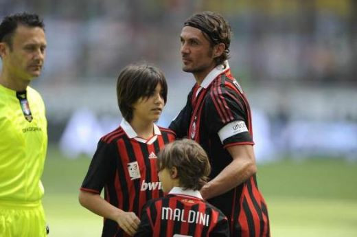 Omul cu care s-au batut Hagi, Laca sau Dan Petrescu - Paolo Maldini se retrage din fotbal! Vezi ce a insemnat Maldini pentru Milan:_35