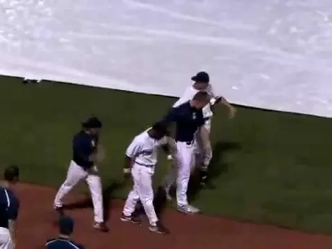 Au dansat macarena in fata unui stadion plin de suporteri! VEZI super imagini din baseball!