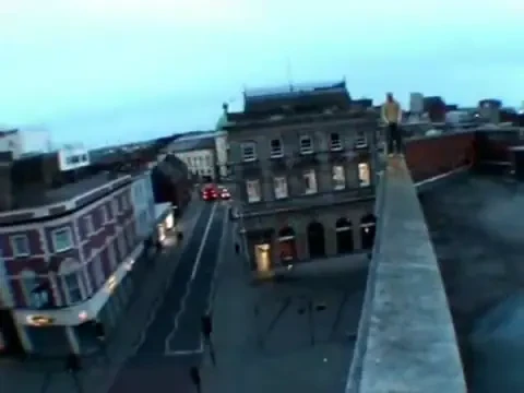 Urmasul lui&nbsp;Chuck&nbsp;Norris:&nbsp;sare din masini, face tumbe&nbsp;la mari inaltimi si....scapa cu viata!