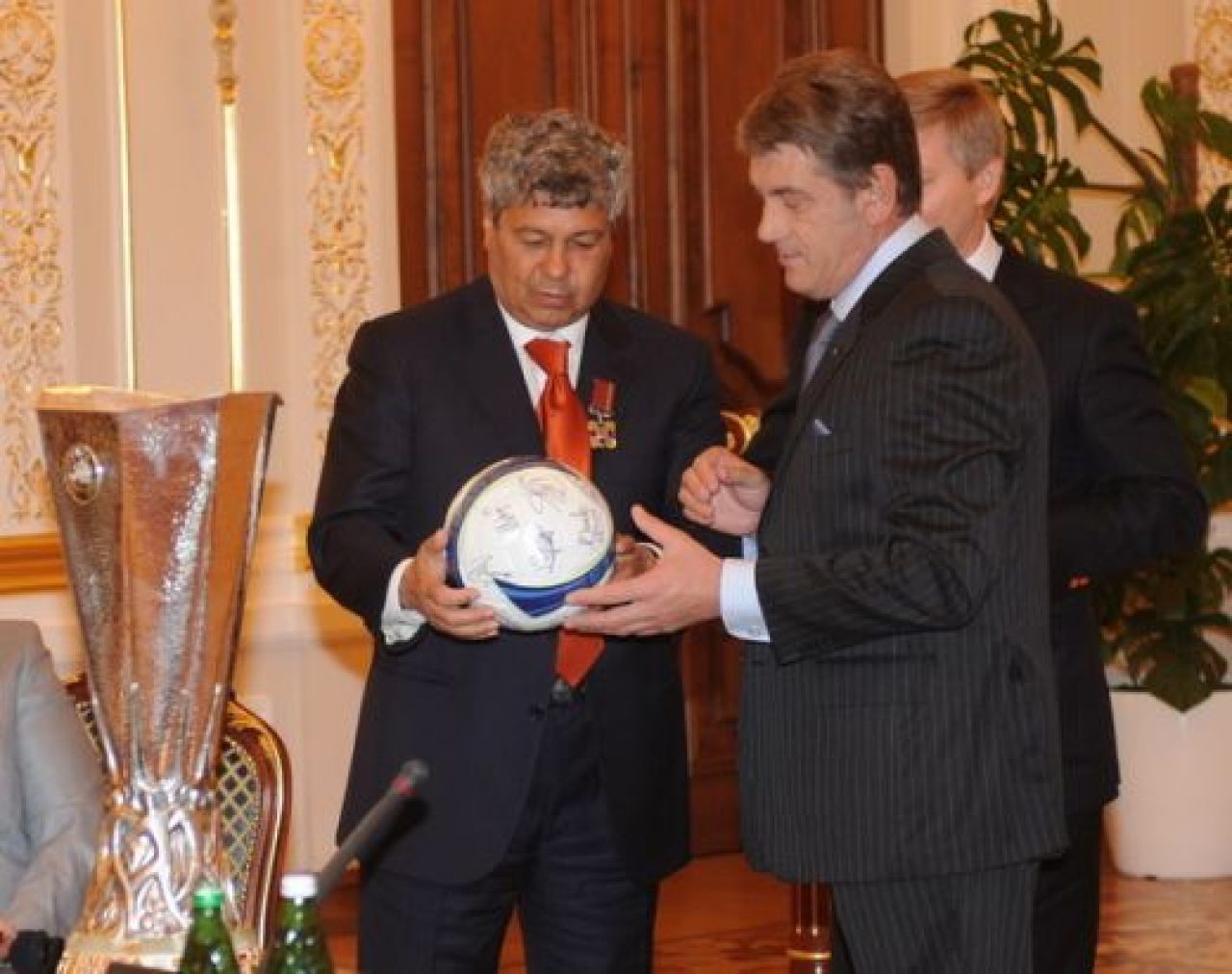 Presedintele Ucrainei i-a decorat pe Mircea Lucescu si Razvan Rat! VEZI FOTO:_8