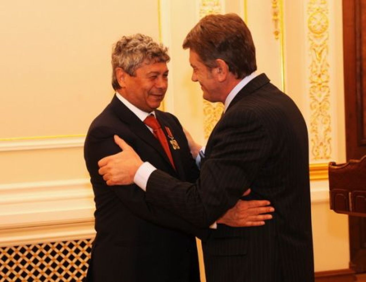 Presedintele Ucrainei i-a decorat pe Mircea Lucescu si Razvan Rat! VEZI FOTO:_13