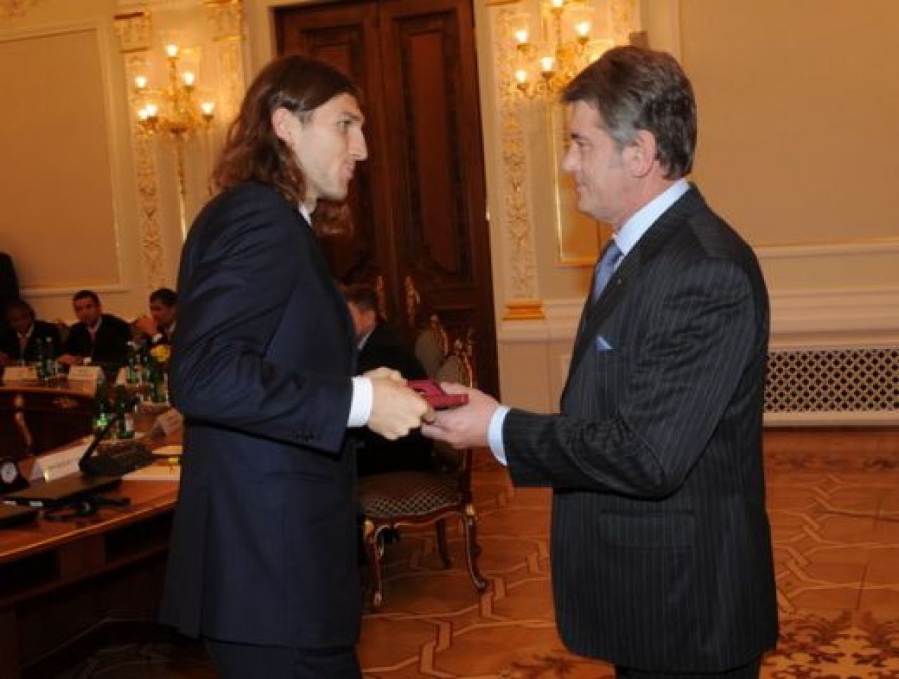 Presedintele Ucrainei i-a decorat pe Mircea Lucescu si Razvan Rat! VEZI FOTO:_14