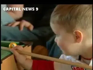 Probabil cel mai tanar jucator din lume:&nbsp;joaca biliard la numai 2 ani!