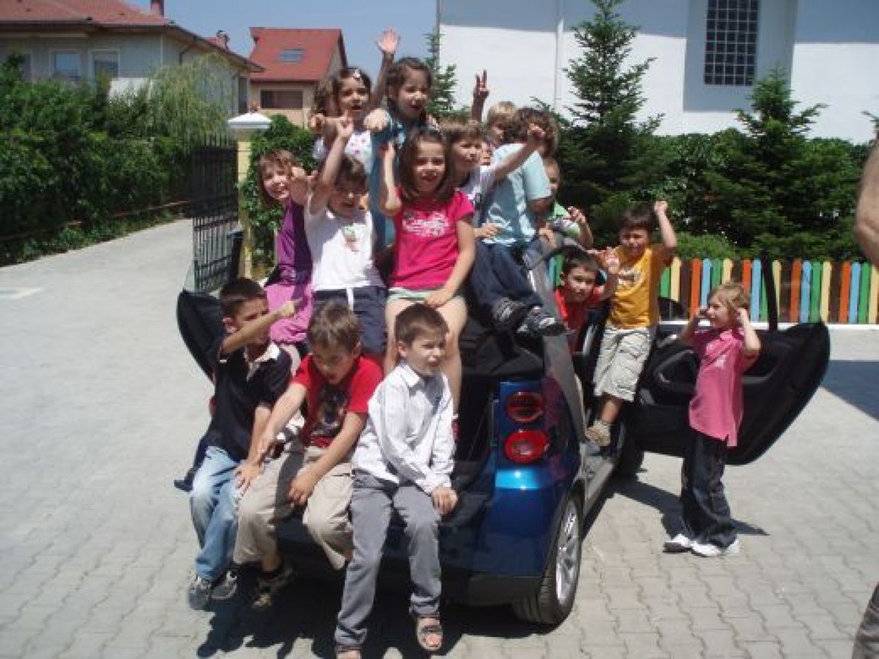 De 1 Iunie, Roxana Ciuhulescu a bagat 22 de copii intr-un Smart de 2 locuri, Sambata ProMotor, 11:15, Pro TV!_6