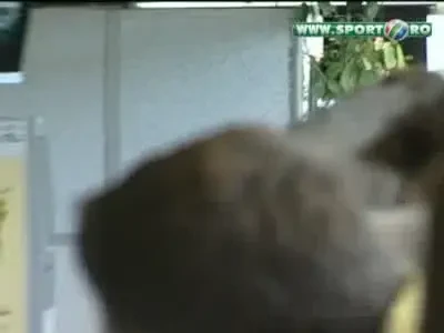 VIDEO! Nationala fara vedete? "Asa trebuie sa fie!" Razvan, primit cu aplauze la aterizarea in tara!