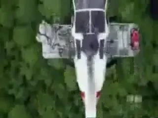 Sport extrem la locul de munca!&nbsp;Zboara pe scara elicopterului si atinge cablurile de inalta tensiune!