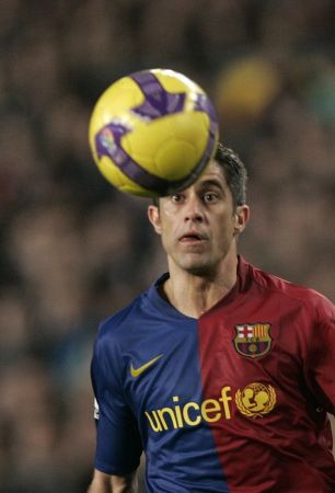 Sylvinho, un DOMN isi ia ADIO! Vezi cele mai tari 30 de poze cu Sylvinho in tricoul Barcelonei!_7