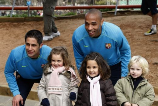 Sylvinho, un DOMN isi ia ADIO! Vezi cele mai tari 30 de poze cu Sylvinho in tricoul Barcelonei!_8