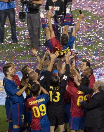 Sylvinho, un DOMN isi ia ADIO! Vezi cele mai tari 30 de poze cu Sylvinho in tricoul Barcelonei!_11