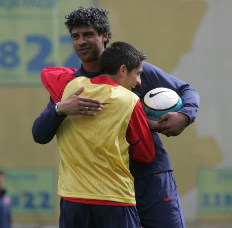 Sylvinho, un DOMN isi ia ADIO! Vezi cele mai tari 30 de poze cu Sylvinho in tricoul Barcelonei!_17