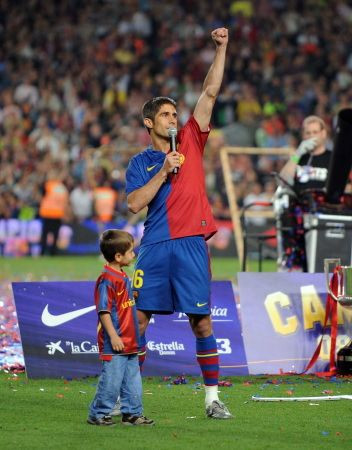 Sylvinho, un DOMN isi ia ADIO! Vezi cele mai tari 30 de poze cu Sylvinho in tricoul Barcelonei!_18