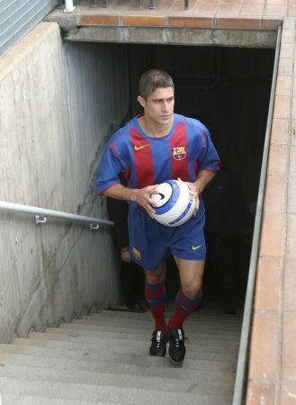 Sylvinho, un DOMN isi ia ADIO! Vezi cele mai tari 30 de poze cu Sylvinho in tricoul Barcelonei!_24