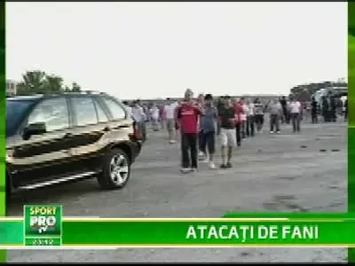 INCREDIBIL! Fanii lui Dinamo au intrat pe teren pentru a-i bate pe jucatori!