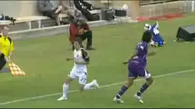 VIDEO / De ce este fotbalul un sport periculos...pentru fani!