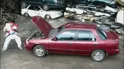 Trimisa la fiare vechi! Vezi cum a fost facuta praf o masina de un maestru al artelor martiale