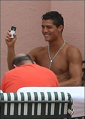 Cristiano Ronaldo s-a cazat inca o data la Hilton...Paris Hilton!_6