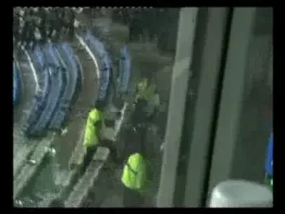 VIDEO! Violeti si violenti: vezi cum au scapat fanii lui Poli de stewarzi si au intrat in teren!