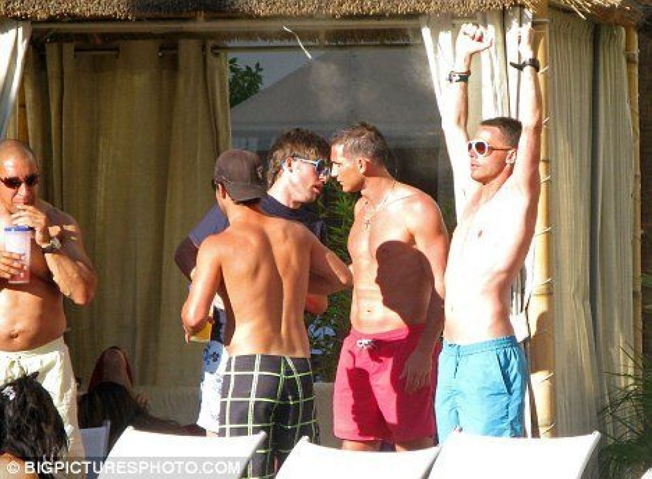 FOTO / Premier League s-a mutat pe plaja.._9