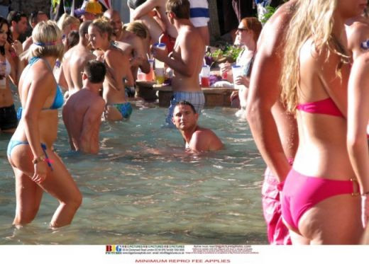 FOTO / Premier League s-a mutat pe plaja.._17