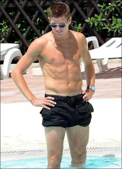 FOTO / Premier League s-a mutat pe plaja.._22