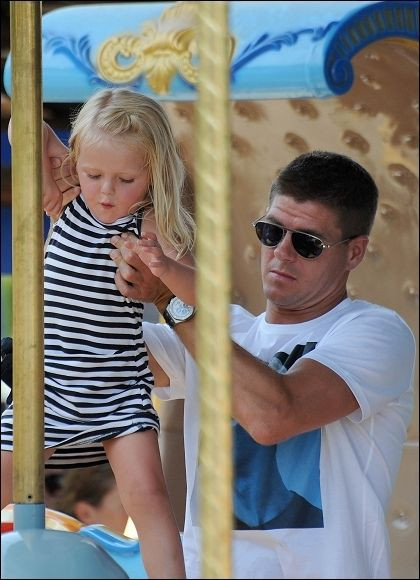 FOTO / Premier League s-a mutat pe plaja.._25