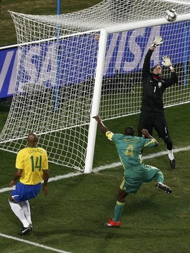Dani Alves duce Brazilia in finala cu SUA: 1-0 cu Africa de Sud!_43