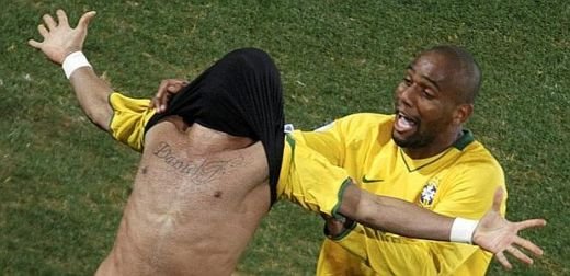 FOTO: Dani Alves s-a bucurat ca un NEBUN dupa golul cu Africa de Sud! Ce si-a tatuat:_3
