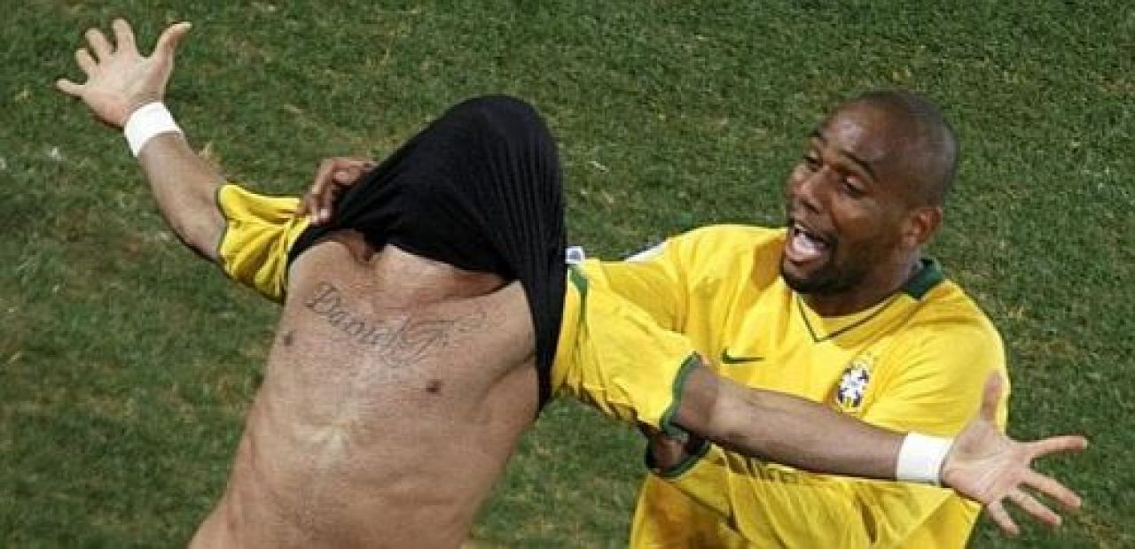 FOTO: Dani Alves s-a bucurat ca un NEBUN dupa golul cu Africa de Sud! Ce si-a tatuat:_3