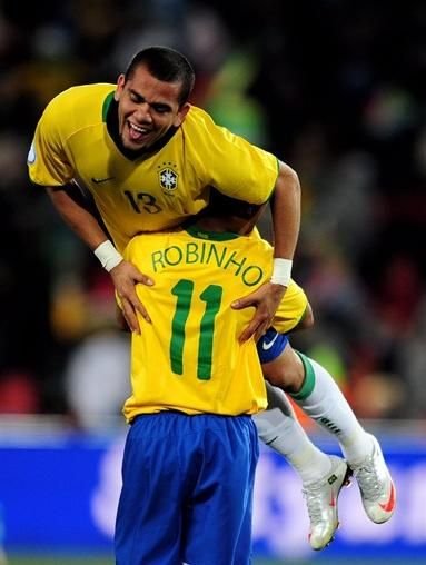 FOTO: Dani Alves s-a bucurat ca un NEBUN dupa golul cu Africa de Sud! Ce si-a tatuat:_2