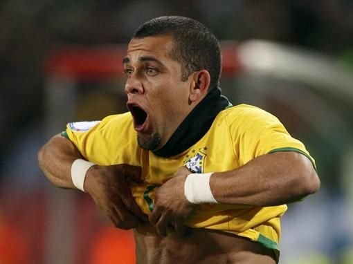 FOTO: Dani Alves s-a bucurat ca un NEBUN dupa golul cu Africa de Sud! Ce si-a tatuat:_4