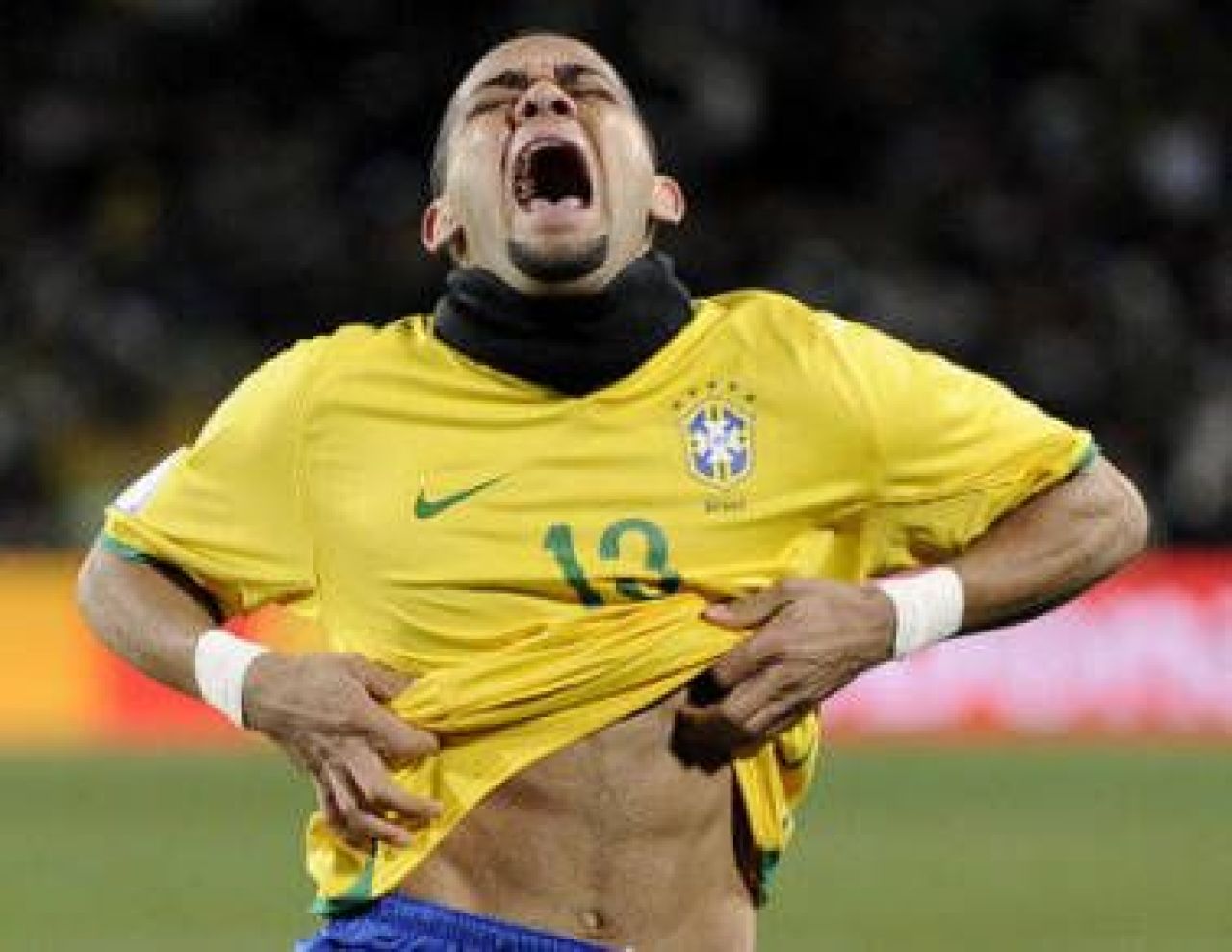 FOTO: Dani Alves s-a bucurat ca un NEBUN dupa golul cu Africa de Sud! Ce si-a tatuat:_5
