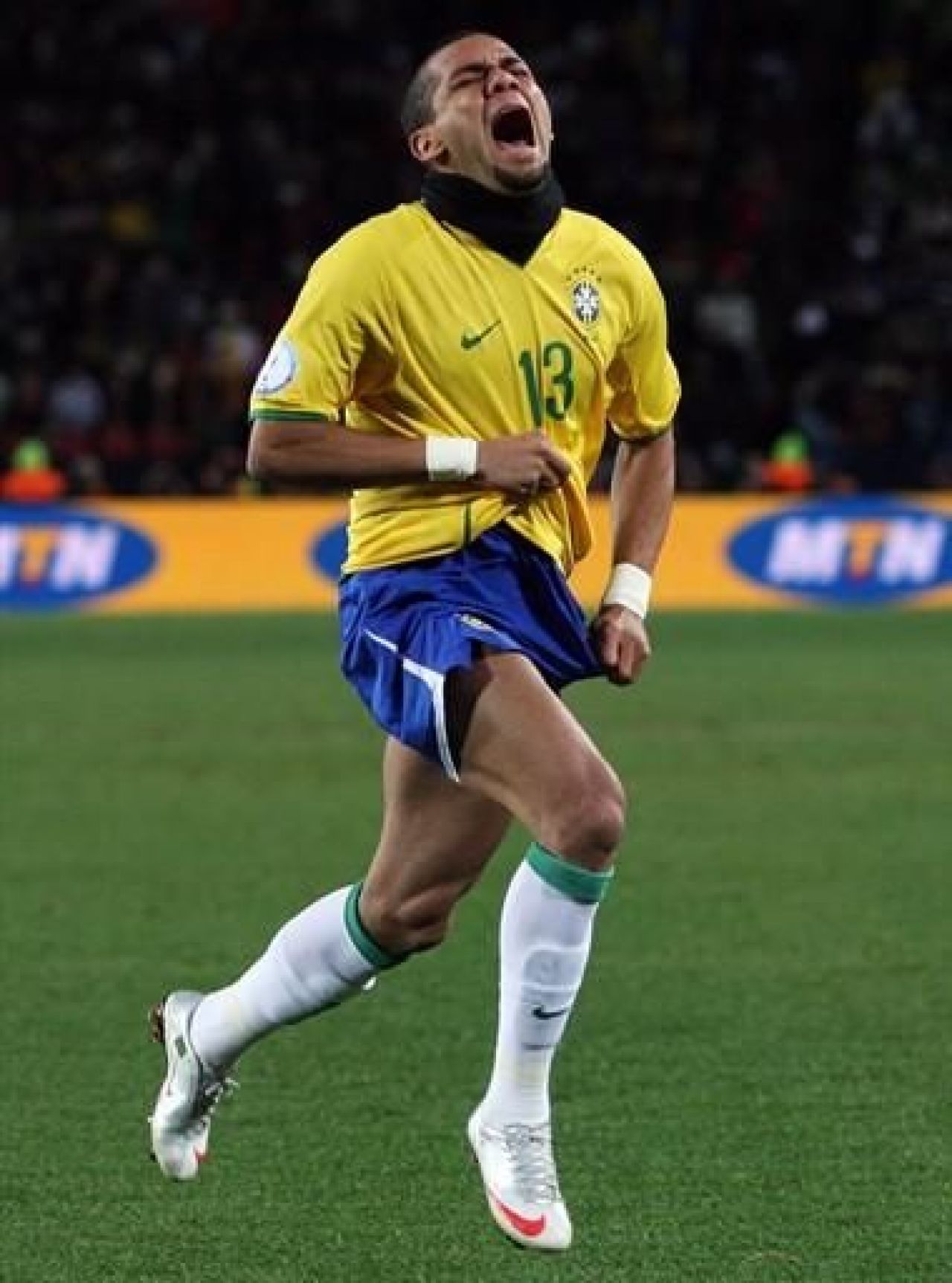 FOTO: Dani Alves s-a bucurat ca un NEBUN dupa golul cu Africa de Sud! Ce si-a tatuat:_7