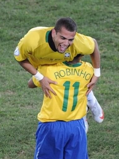 FOTO: Dani Alves s-a bucurat ca un NEBUN dupa golul cu Africa de Sud! Ce si-a tatuat:_8