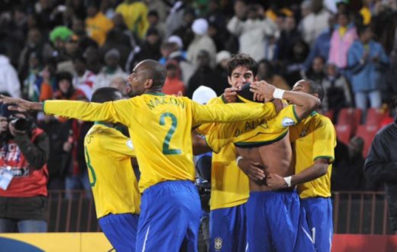 FOTO: Dani Alves s-a bucurat ca un NEBUN dupa golul cu Africa de Sud! Ce si-a tatuat:_10