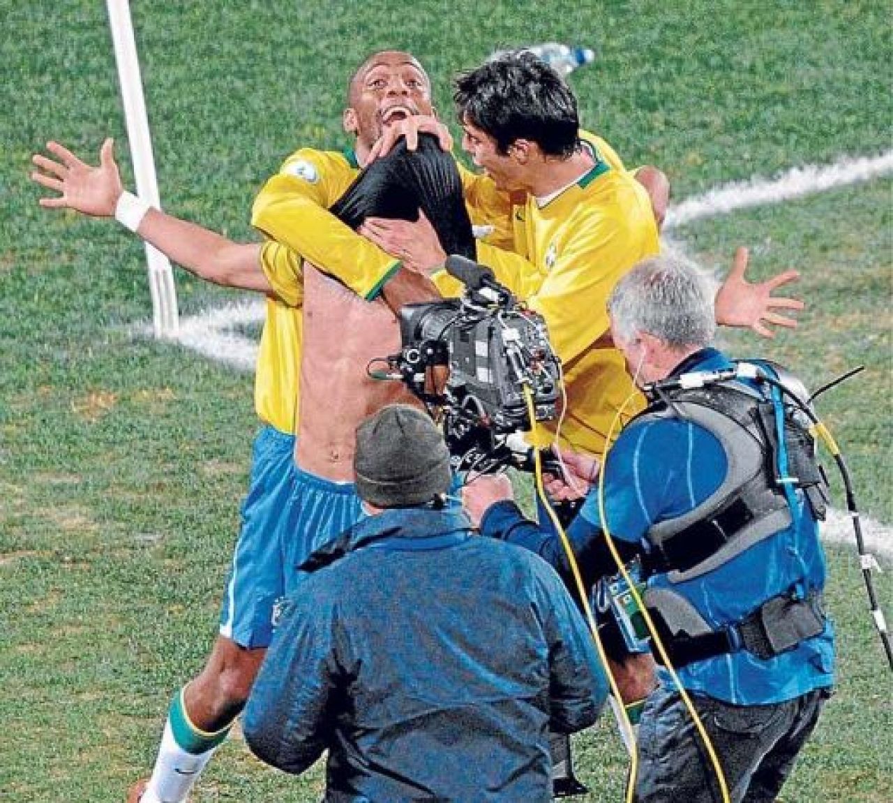 FOTO: Dani Alves s-a bucurat ca un NEBUN dupa golul cu Africa de Sud! Ce si-a tatuat:_11