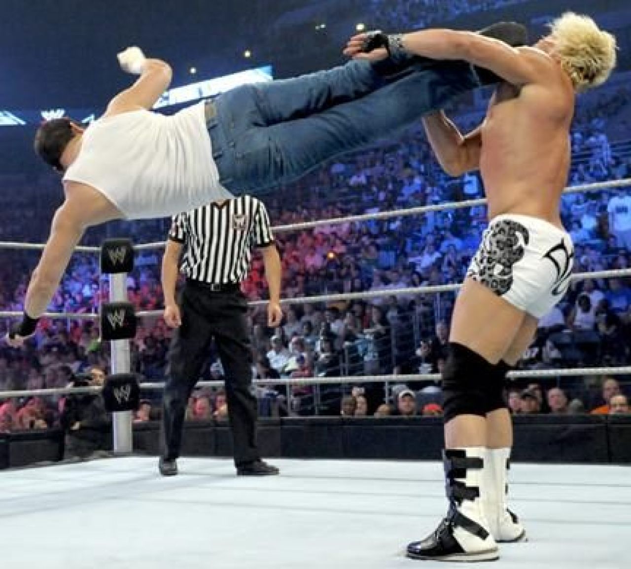 FOTO! Aici incepatorii pot sa-i ia la bataie pe Cena si Undertaker!_10
