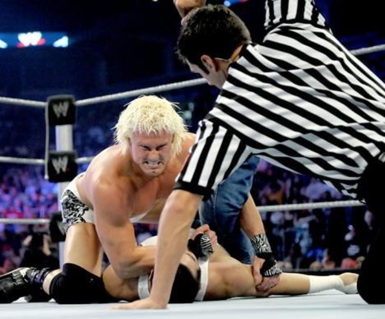 FOTO! Aici incepatorii pot sa-i ia la bataie pe Cena si Undertaker!_15