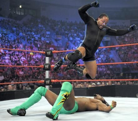 FOTO! Aici incepatorii pot sa-i ia la bataie pe Cena si Undertaker!_13