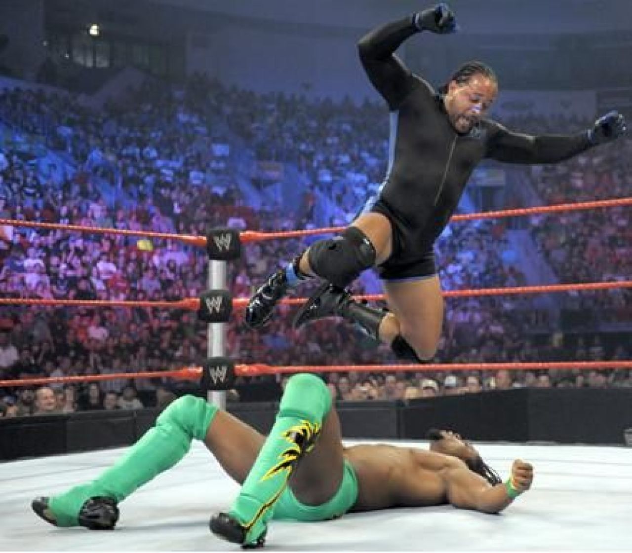 FOTO! Aici incepatorii pot sa-i ia la bataie pe Cena si Undertaker!_13