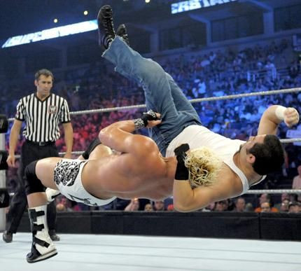 FOTO! Aici incepatorii pot sa-i ia la bataie pe Cena si Undertaker!_18