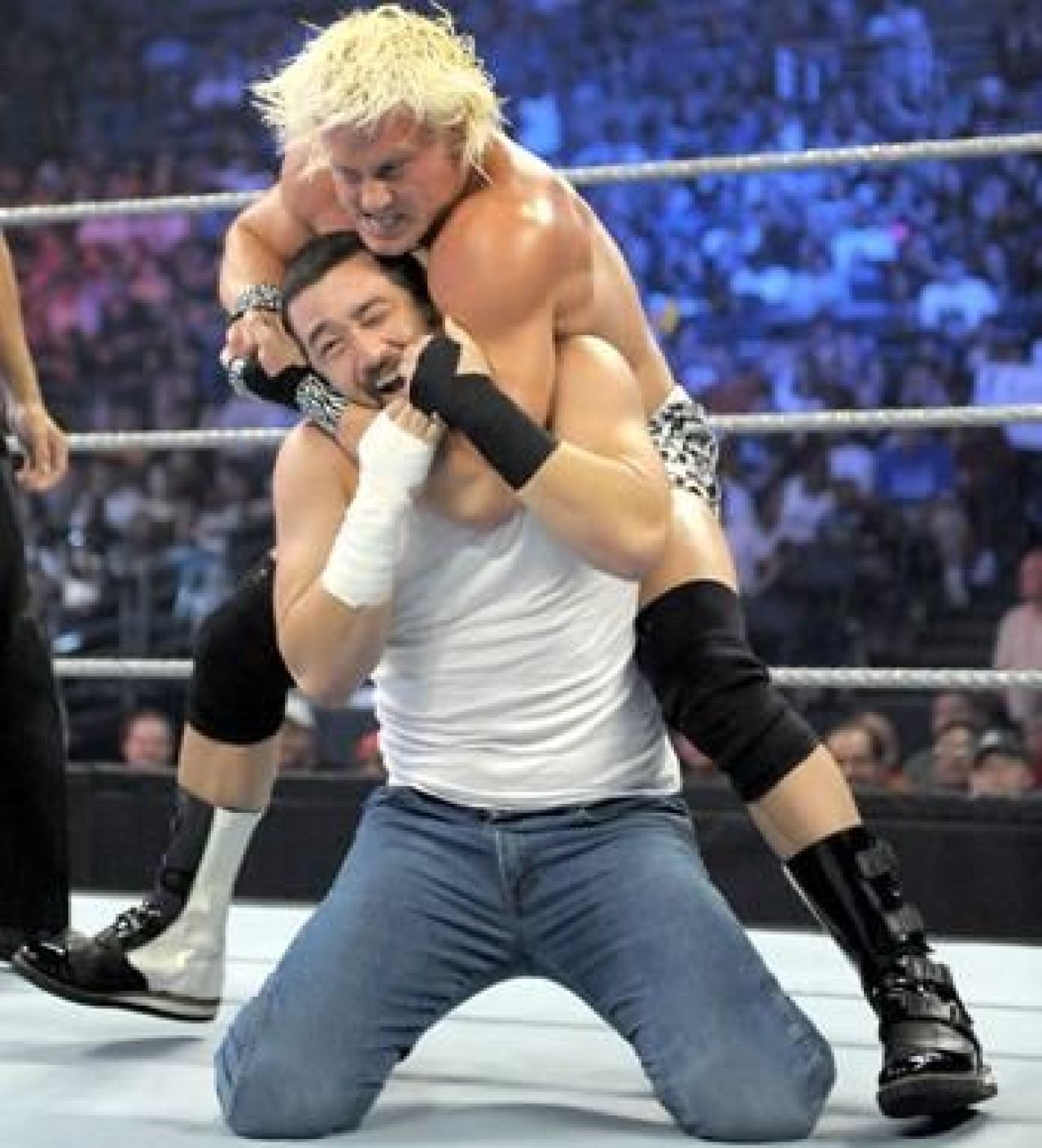 FOTO! Aici incepatorii pot sa-i ia la bataie pe Cena si Undertaker!_23