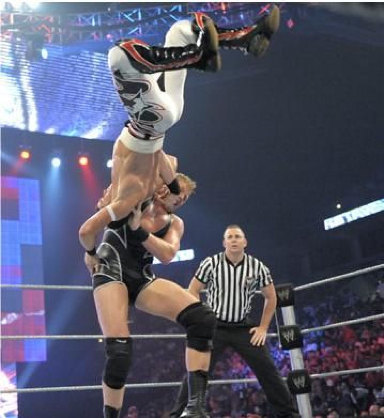 FOTO! Aici incepatorii pot sa-i ia la bataie pe Cena si Undertaker!_24