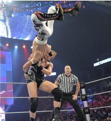 FOTO! Aici incepatorii pot sa-i ia la bataie pe Cena si Undertaker!_24