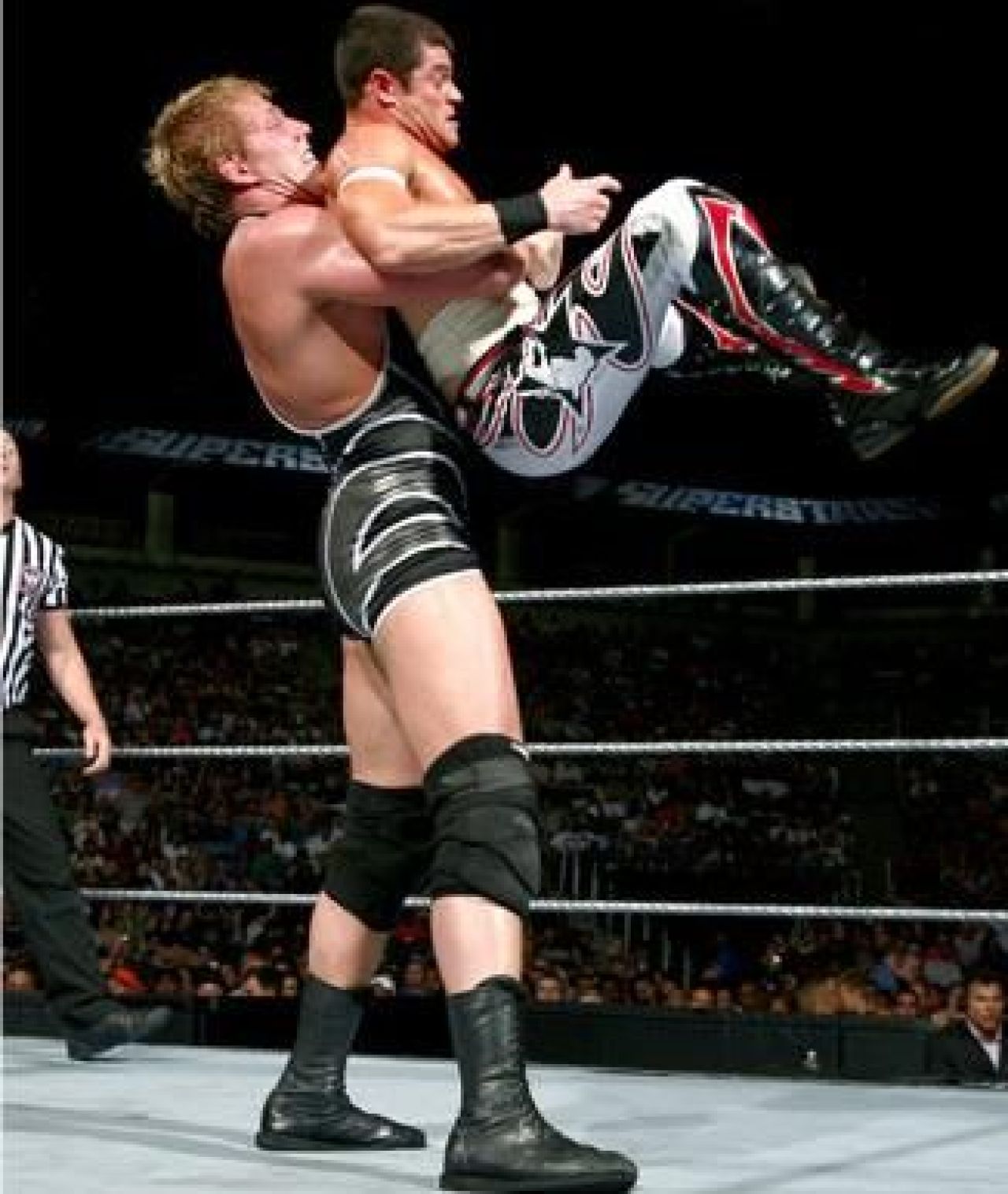 FOTO! Aici incepatorii pot sa-i ia la bataie pe Cena si Undertaker!_39