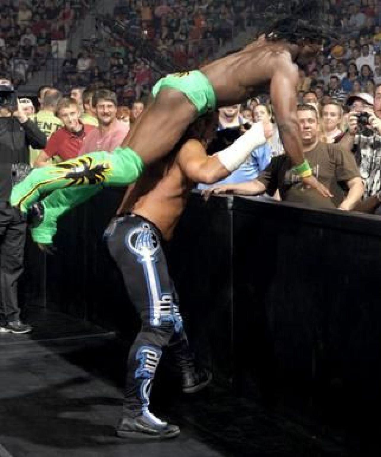 FOTO! Aici incepatorii pot sa-i ia la bataie pe Cena si Undertaker!_43