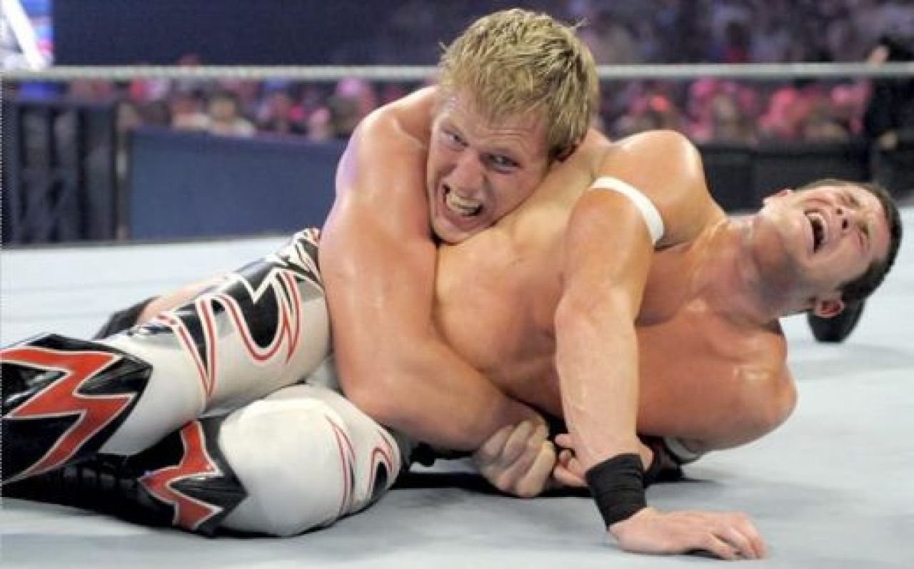 FOTO! Aici incepatorii pot sa-i ia la bataie pe Cena si Undertaker!_49